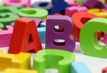 Lettres de couleurs en plastique